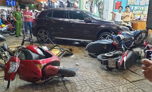 Clip: Hiện trường vụ tai nạn liên hoàn tại TP.HCM