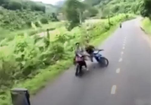 Clip: Kinh hoàng hai xe máy "dắt nhau" lao vào xe container trên đường hẹp
