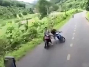 Clip: Kinh hoàng hai xe máy "dắt nhau" lao vào xe container trên đường hẹp