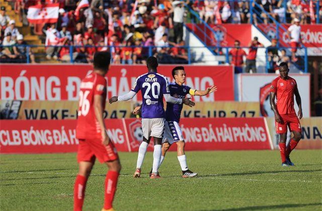 Văn Quyết lập công, CLB Hà Nội đòi lại ngôi đầu V-League