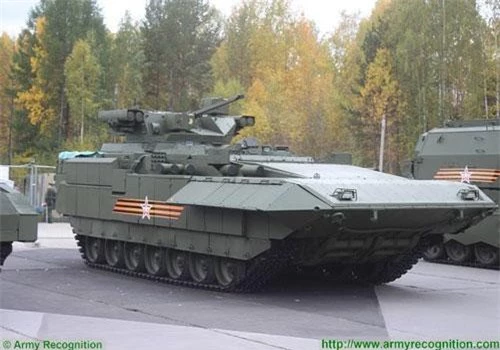 Xuất hiện lần đầu tiên tại lẽ duyệt binh mừng Ngày Chiến thắng năm 2015 ở Moscow, xe chiến đấu bộ binh T-15 Armata đã được quân đội Nga xác nhận sẽ trở thành loại phương tiện thay thế cho các loại xe chiến đấu bộ binh BMP-2 và MT-LB hiện đang phục vụ trong biên chế nước này. Nguồn ảnh: Armyrec.
