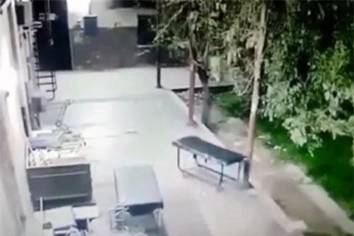 CLIP: Cảnh tượng ‘ma quái’ tại hành lang bệnh viên khiến nhân viên kinh hãi