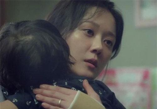 Bế con đang sốt 39 độ trên tay vẫn bị mẹ chồng sai đi làm cơm đón em rể, tôi nghẹn ngào đáp trả