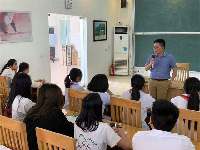 Giáo sư Ngô Bảo Châu dạy toán cho học sinh có hoàn cảnh khó khăn