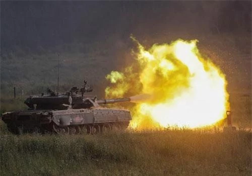 Xe tăng T-80 khai hỏa trên thao trường Alabino ở Khu vực Moscow trong khuôn khổ triển lãm Army-2019.