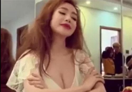Clip: Elly Trần "đốt mắt" fan với váy trễ nải khoe vòng 1 gợi cảm