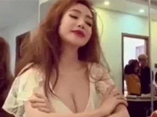 Clip: Elly Trần "đốt mắt" fan với váy trễ nải khoe vòng 1 gợi cảm