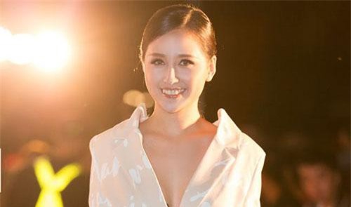 Mai Phương Thúy nam tính với suit, Tiểu Vy diện váy xẻ cao