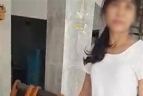 Mẹ kế rủ trai lạ vào nhà nghỉ "vay tiền", con chồng bắt quả tang thì phân bua "ngồi vỉa hè sợ bị dị nghị"