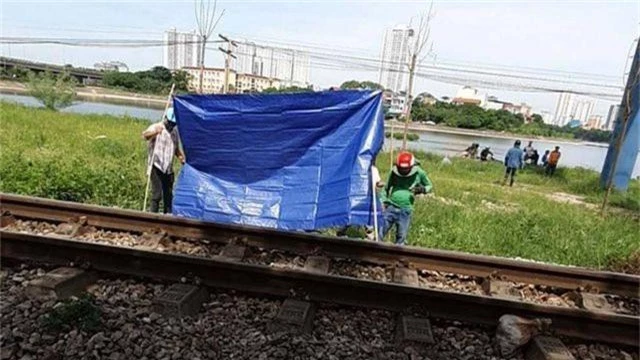 Băng qua đường sắt đi vệ sinh, người đàn ông bị tàu tông tử vong - 1