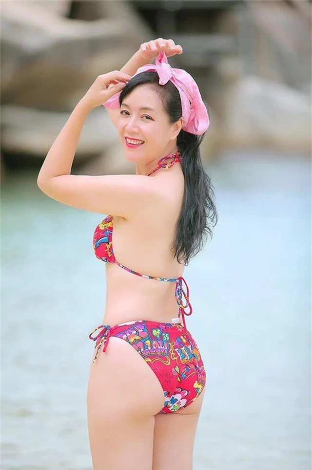 Nghệ sĩ Chiều Xuân lại khoe ảnh bikini đầy gợi cảm ở tuổi 52 - 2
