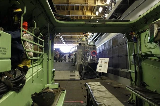 Soi dan vu khi “khung” tren tau tan cong do bo USS Kearsarge-Hinh-6