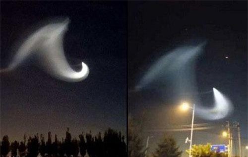 Ánh sáng bí ẩn giống UFO xuất hiện trên bầu trời khiến nhiều người xôn xao