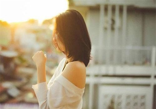 Tình cũ của chồng nhắn tin, và đây là cách giải quyết của vợ tinh quái, chả cần ghen tuông vẫn khiến chồng tự giác "xin hàng"