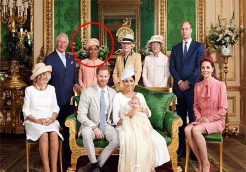 Cộng đồng mạng chỉ ra chi tiết thiếu sót nhất trong bức ảnh chụp bé Archie cùng với gia đình, gây ra nhiều phản ứng trái chiều