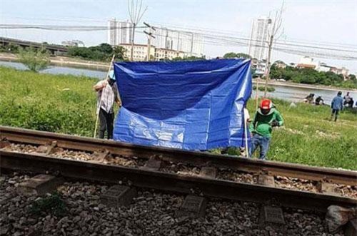Hà Nội: Băng qua đường sắt đi vệ sinh, người đàn ông bị tàu tông tử vong