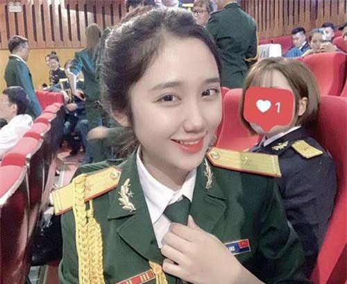 Nhan sắc 3 cô gái được dân mạng gọi là 'hot girl quân nhân'
