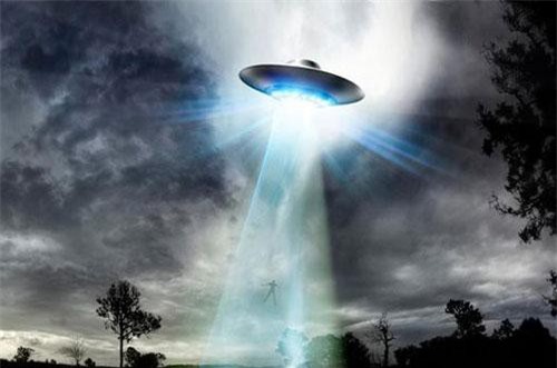 Hàng loạt UFO bí ẩn xuất hiện trên bầu trời Ireland