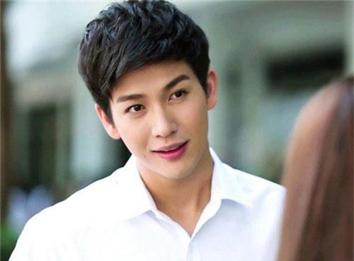 Sững sờ nhìn vật trên tay người yêu cũ của chồng khi chạm mặt nhau ở chỗ khám thai