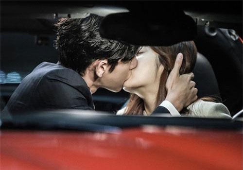 Rủ nhau đổi gió trên ô tô, ngờ đâu cặp vợ chồng trẻ bị chen ngang bởi 1 nhân vật không thể đối phó