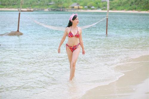 Nghệ sĩ Chiều Xuân lại khoe ảnh bikini đầy gợi cảm ở tuổi 52