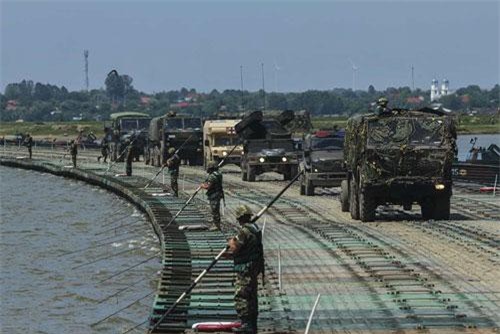 Tròn mắt xem NATO bắc cầu phao, vượt sông to nhì châu Âu