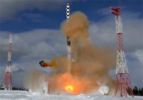 Trong một hội nghị được tổ chức tại Diễn đàn Kỹ thuật Quân sự quốc tế Army-2019, Bộ Quốc phòng Nga đã công bố các thông số kỹ thuật chi tiết của tên lửa đạn đạo liên lục địa Sarmat - loại tên lửa từ bấy lâu nay đã khiến phương Tây ăn ngủ không yên. Nguồn ảnh: Rumil.