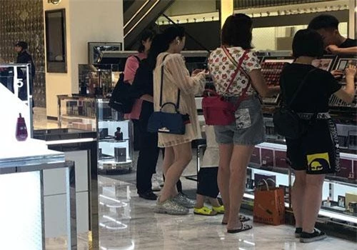Phạm Băng Băng diện váy dáng rộng đi mua sắm giữa tin đồn mang thai với quan chức