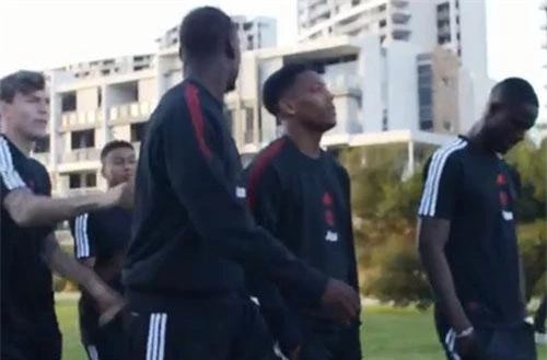 Pogba không hài lòng với Lingard.