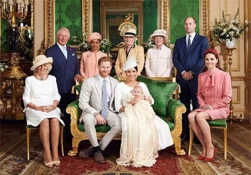 Cả hai gia đình hoàng gia đều công bố những bức hình chụp cùng đại gia đình.