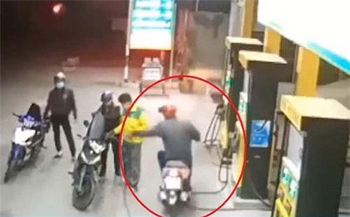 Clip: Tên cướp đi xe máy giật phăng xấp tiền trên tay nhân viên cây xăng