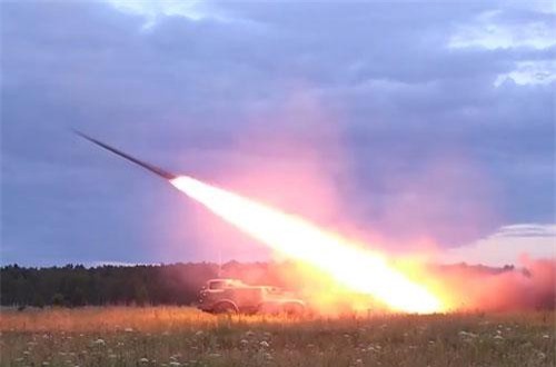 CLIP HOT (9/7): Pháo phản lực đa nòng Uragan của Nga 'khoe' sức mạnh, body 'chuẩn không cần chỉnh' của 'hot girl phòng tập' Indonesia