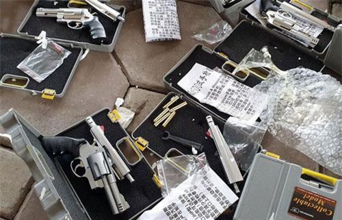 Hà Nội: CSGT phát hiện người phụ nữ “chở thuê” 19 khẩu súng tự chế