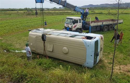 Nghệ An: Xe chở công nhân lật xuống ruộng, ít nhất 10 người bị thương