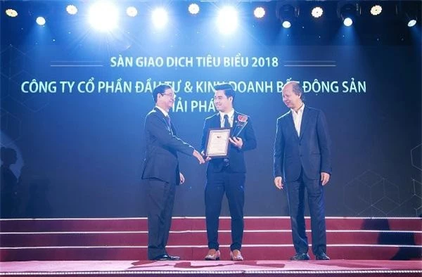 Ông Nguyễn Quốc Huy – Phó Chủ tịch HĐQT Hải Phát Land (thứ 2 từ trái sang) nhận bằng khen của Hiệp hội Bất động sản Việt Nam