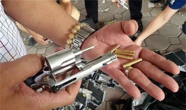 Hà Nội: CSGT phát hiện người phụ nữ “chở thuê” 19 khẩu súng tự chế - 5