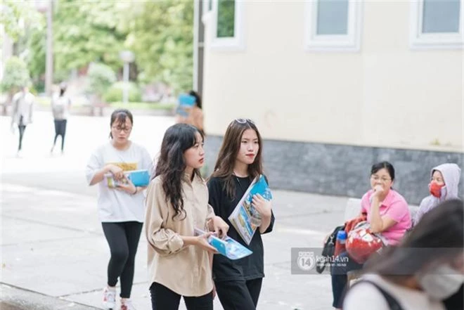 Nữ sinh con lai Việt Nga có cái tên lạ gây náo loạn tại cổng trường thi vào Học viện báo chí vì quá xinh xắn và đáng yêu - Ảnh 4.