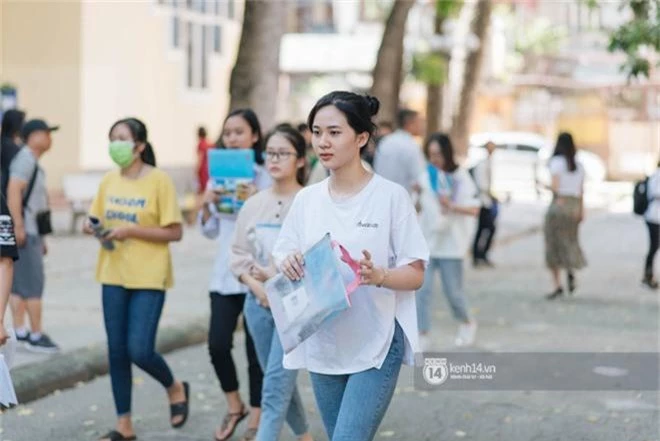Nữ sinh con lai Việt Nga có cái tên lạ gây náo loạn tại cổng trường thi vào Học viện báo chí vì quá xinh xắn và đáng yêu - Ảnh 8.