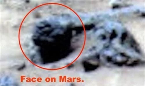 Thực hư việc bức ảnh NASA chụp trên sao Hoả vô tình làm lộ mặt người ngoài hành tinh - Ảnh 1.