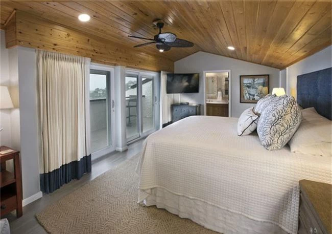 Phòng ngủ ấm cúng vào mùa đông, mát mẻ khi vào hè với trần nhà bằng gỗ tự nhiên - Ảnh 10.
