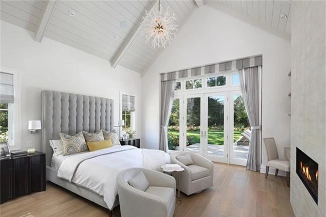 Phòng ngủ ấm cúng vào mùa đông, mát mẻ khi vào hè với trần nhà bằng gỗ tự nhiên - Ảnh 11.