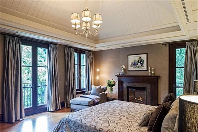 Phòng ngủ ấm cúng vào mùa đông, mát mẻ khi vào hè với trần nhà bằng gỗ tự nhiên - Ảnh 12.