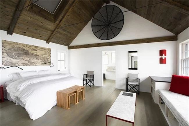 Phòng ngủ ấm cúng vào mùa đông, mát mẻ khi vào hè với trần nhà bằng gỗ tự nhiên - Ảnh 13.