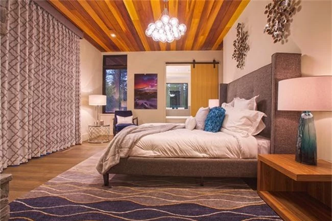 Phòng ngủ ấm cúng vào mùa đông, mát mẻ khi vào hè với trần nhà bằng gỗ tự nhiên - Ảnh 14.