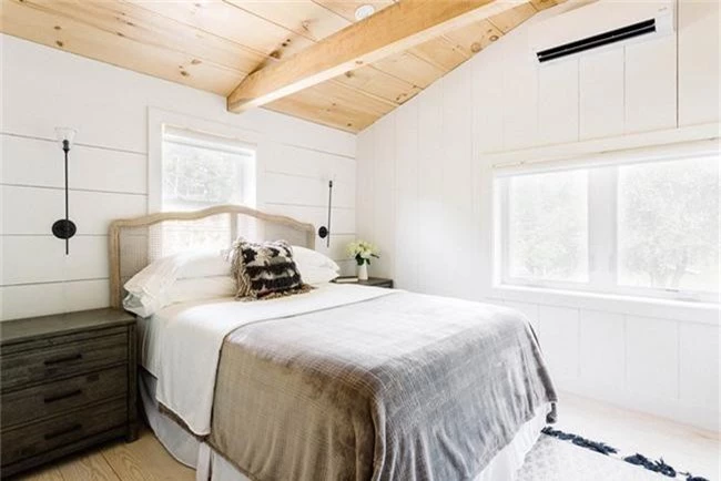 Phòng ngủ ấm cúng vào mùa đông, mát mẻ khi vào hè với trần nhà bằng gỗ tự nhiên - Ảnh 15.