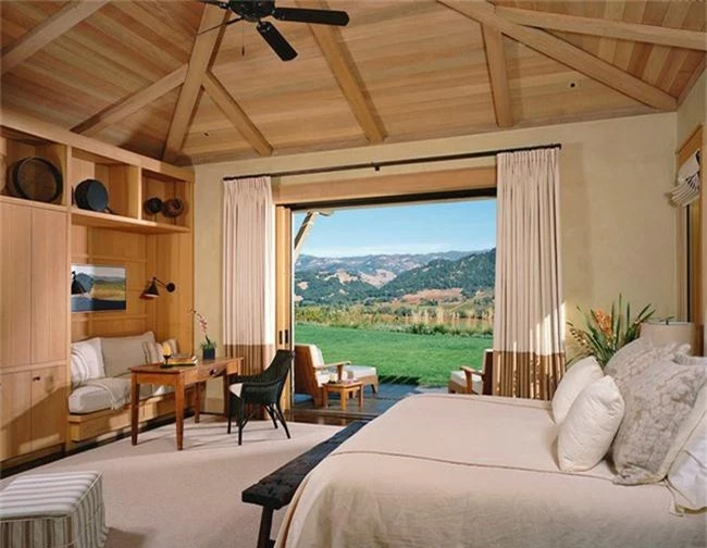 Phòng ngủ ấm cúng vào mùa đông, mát mẻ khi vào hè với trần nhà bằng gỗ tự nhiên - Ảnh 16.
