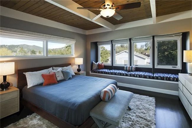 Phòng ngủ ấm cúng vào mùa đông, mát mẻ khi vào hè với trần nhà bằng gỗ tự nhiên - Ảnh 18.
