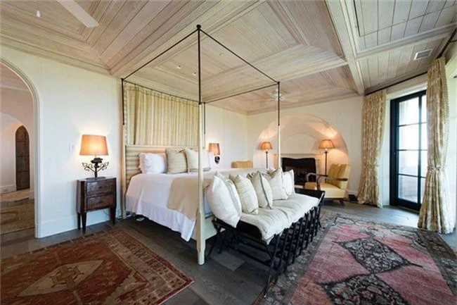 Phòng ngủ ấm cúng vào mùa đông, mát mẻ khi vào hè với trần nhà bằng gỗ tự nhiên - Ảnh 19.