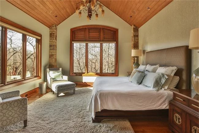 Phòng ngủ ấm cúng vào mùa đông, mát mẻ khi vào hè với trần nhà bằng gỗ tự nhiên - Ảnh 20.