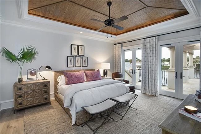 Phòng ngủ ấm cúng vào mùa đông, mát mẻ khi vào hè với trần nhà bằng gỗ tự nhiên - Ảnh 3.